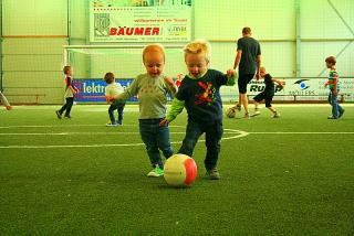 Fuball auf dem Kunstrasenplatz neben der Soccerhalle der DRK-Kindertageseinrichtung Fifikus Altenberge