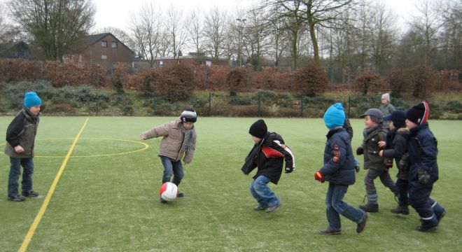 Fuball auf dem Kunstrasenplatz neben der Soccerhalle der DRK-Kindertageseinrichtung Fifikus Altenberge