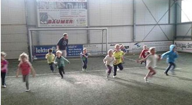 Fußball in der Soccerhalle der DRK-Kindertageseinrichtung Fifikus Altenberge